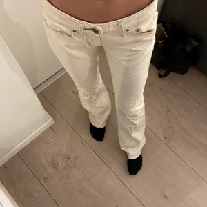 Low-waist LEVIS bootcut  - Jeans från Levis stl 24 bootcut, blekta av mig själv, trots det bra kvalitet.   