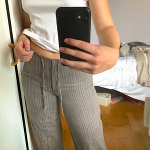 Lågmidjade linnebyxor  - Superfina lågmidjade linnebyxor, köpta second hand från indiska. korta på mig som är ca 180 så passar nog någon som är 165-175 beroende på hur man vill att de ska sitta❤️ skriv privat för frågor eller bilder 