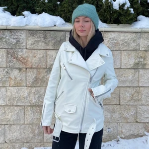Skinnjacka - Säljer nu denna ursnygga vita skinnjackan från PLT använd fåtal gånger. Storlek 34 men den är oversized så passar större storlekar beroende på hur man vill ha den! Köpt för 450kr 🥰 
