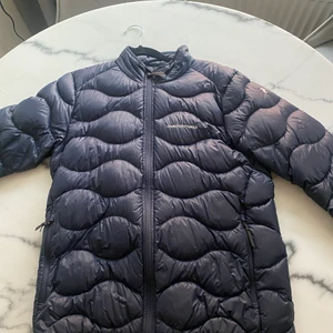 Peak performance jacka dam  - Används aldrig. Väldigt fint skick! Passar storlek s och m. 