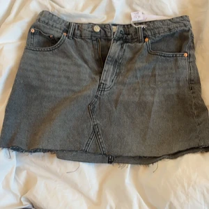 Jeanskjol från Gina tricot - Svart jeanskjol, aldrig använt då den va för liten!