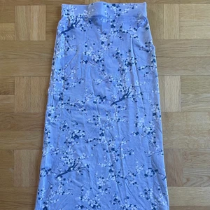 Långkjol med blommor - Så fin stretchig långskjol från HM🌟