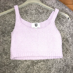 Lurvig Pastellila topp från Zalando - Storlek S, liten över bysten om man har större bröst, jättemjuk, som ny, använd 2gnr. Säljer för att den ej kommer till användning. 100kr inklusive frakt