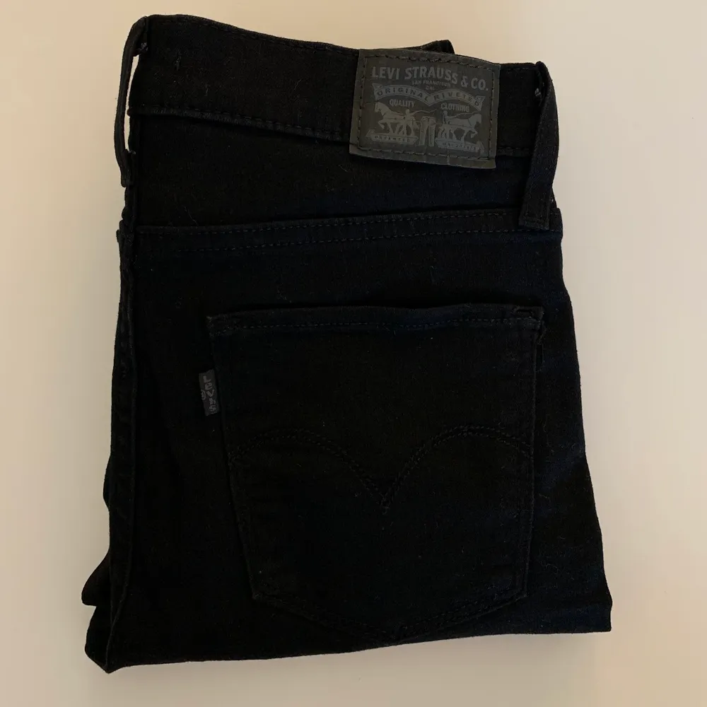 Säljer ett par svarta Levi’s jeans. Modell: 720 HIGH RISE SUPER SKINNY. Storlek: Midja 27 cm, Längd 28 cm. Skick: Är i nyskick, använda max 5 gånger. . Jeans & Byxor.