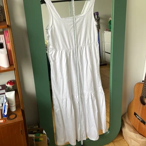 Vit långklänning - Vit långklänning som är så skön och fin till sommaren Längden är 103 cm från urringningen  Skriv för bättre bilder/bilder med klänning på