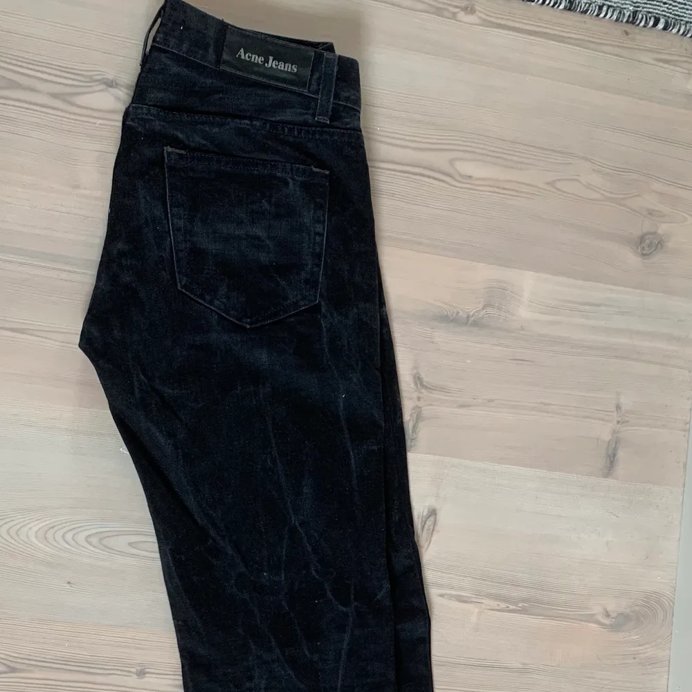 Säljer nu dessa SÅ snygga lågmidjade jeans!! Jag är ca 174 cm! Skulle säga att de är i strl 34/36💕💕💕. Jeans & Byxor.