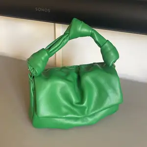 Grön väska från Zara, använd 1 gång så i toppskick. Perfekt för att liva upp vilken partyoutfit som helst. 