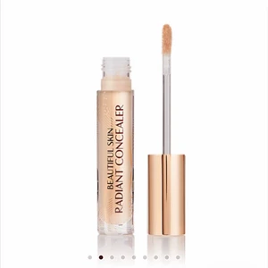 Charlotte Tilbury Concealer  - Nya Charlotte Tilbury concealern i färgen 3 fair. Oanvänd, bara testad på handen! Säljer då jag råkade beställa fel färg. Betalade 376kr ikl frakt. Går att testa färgen virtuellt på deras hemsida. Superbra och fin concealer!