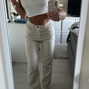 Jeans - Ett par beige/krämvita jeans från h&m. Superfina men tycker inte dom passar mig längre. ⚠️TRYCK EJ KÖP NU⚠️