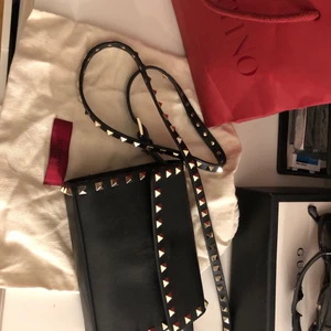 Valentino väska - Säljer nu min jätte fina valentino väska då jag tröttnat lite!  Nypriset va ca 10000 men säljer den nu lite billigare då jag inte har kvar kvittot! Har kvar dusebag däremot, Kan också tänka mig att byta mot en annan märkes väska!💞