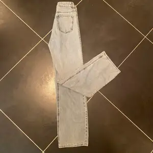 Bekväma Stretchiga vida jeans som är mer åt det raka hållet, säljer pågrund av har dubbel par💗 Dessa är använda ca 4 ggr, bra skick. Är 165 Längden är bra, nästan lite långa. 