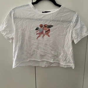 Zara, tshirt, strl M - Croppad tshirt från Zara, använd typ 2 gånger. Obs köparen står för frakt. 