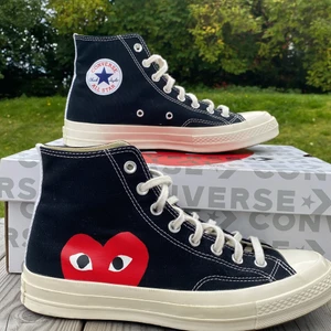 cdg x Converse - Väldigt bra skick, använt bara några få gånger  Nypris: 1495kr  Storlek 42 men sitter stort så passar 43. Finns en liten smutsfläck på ett snöre men inget som märks.  Pris kan sänkas vid snabb affär