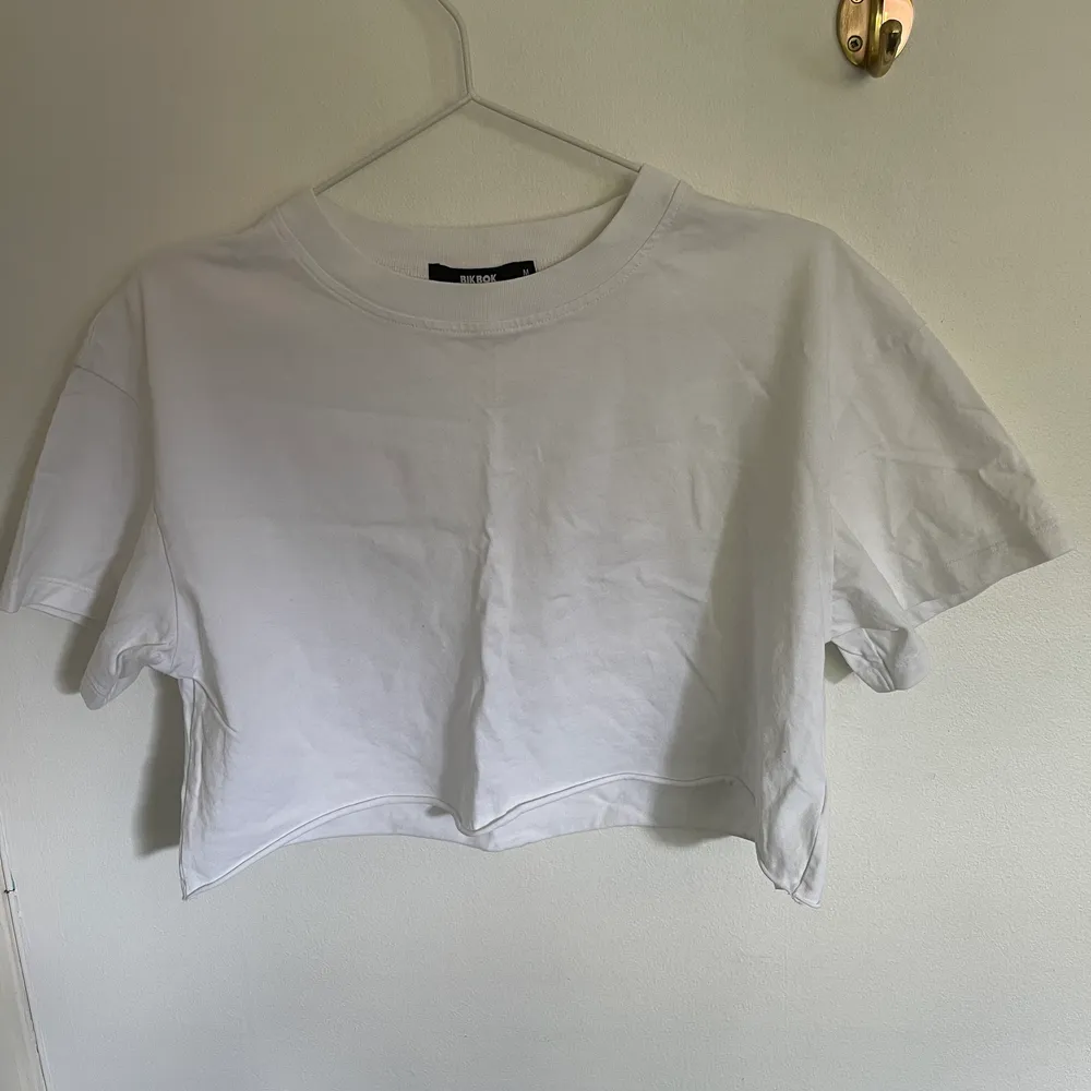 En vit croppad t-shirt från bikbok. Köpte den för ett tag sen men har använts 4-5 gånger. . T-shirts.