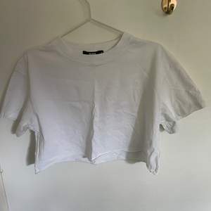 En vit croppad t-shirt från bikbok. Köpte den för ett tag sen men har använts 4-5 gånger. 