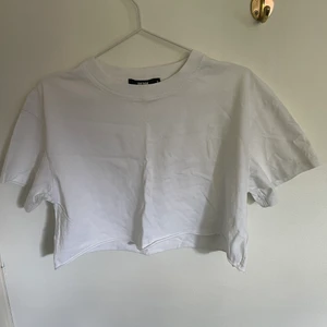 Croppad t-shirt  - En vit croppad t-shirt från bikbok. Köpte den för ett tag sen men har använts 4-5 gånger. 