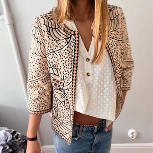 Jacka!! - Säljer denna så fina jacka/kofta från zara som verkligen är så fin❤️