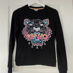 Kenzo tröja - Svart Kenzo tröja i strl XS. Den är i väldigt fint skick och inköpt på NK i Göteborg. 