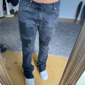 J.Lindberg jeans  - Säljer dessa supersnygga jeansen från J.Lindberg. W.33. Valde att klippa upp dom där nere då jag ville att de skulle ”falla” över skorna men går enkelt att sy ihop igen. Saknar en knapp där framme, men inget som inte går att lösa💕