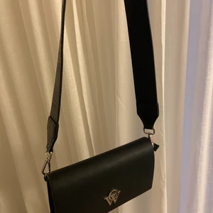 Carin Wester väska  - Säljer nu min Carin Wester väska då jag nu har köpt en annan väska💕 det är i fint skick!