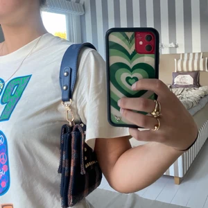 Hvisk väska - Säljer min favoritväska från Hvisk som inte längre finns att köpa. Köpt för cirka två år sedan för 1200kr och är sparsamt använd så har inga defekter. Så najs till vardags men också så snygg till fest. Färgerna är så fina till hösten också!!💖💖