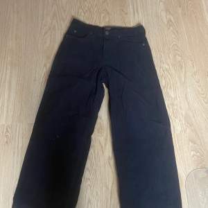 Ett par snygga lee jeans använda några gånger. Köpta från carlings för cirka 450kr. Inga skador eller märken på jeansen.