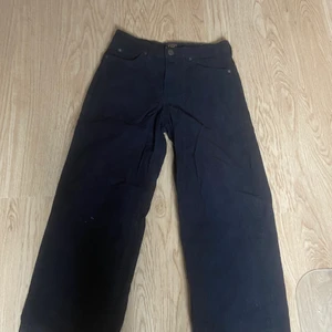 Lee jeans - Ett par snygga lee jeans använda några gånger. Köpta från carlings för cirka 450kr. Inga skador eller märken på jeansen.