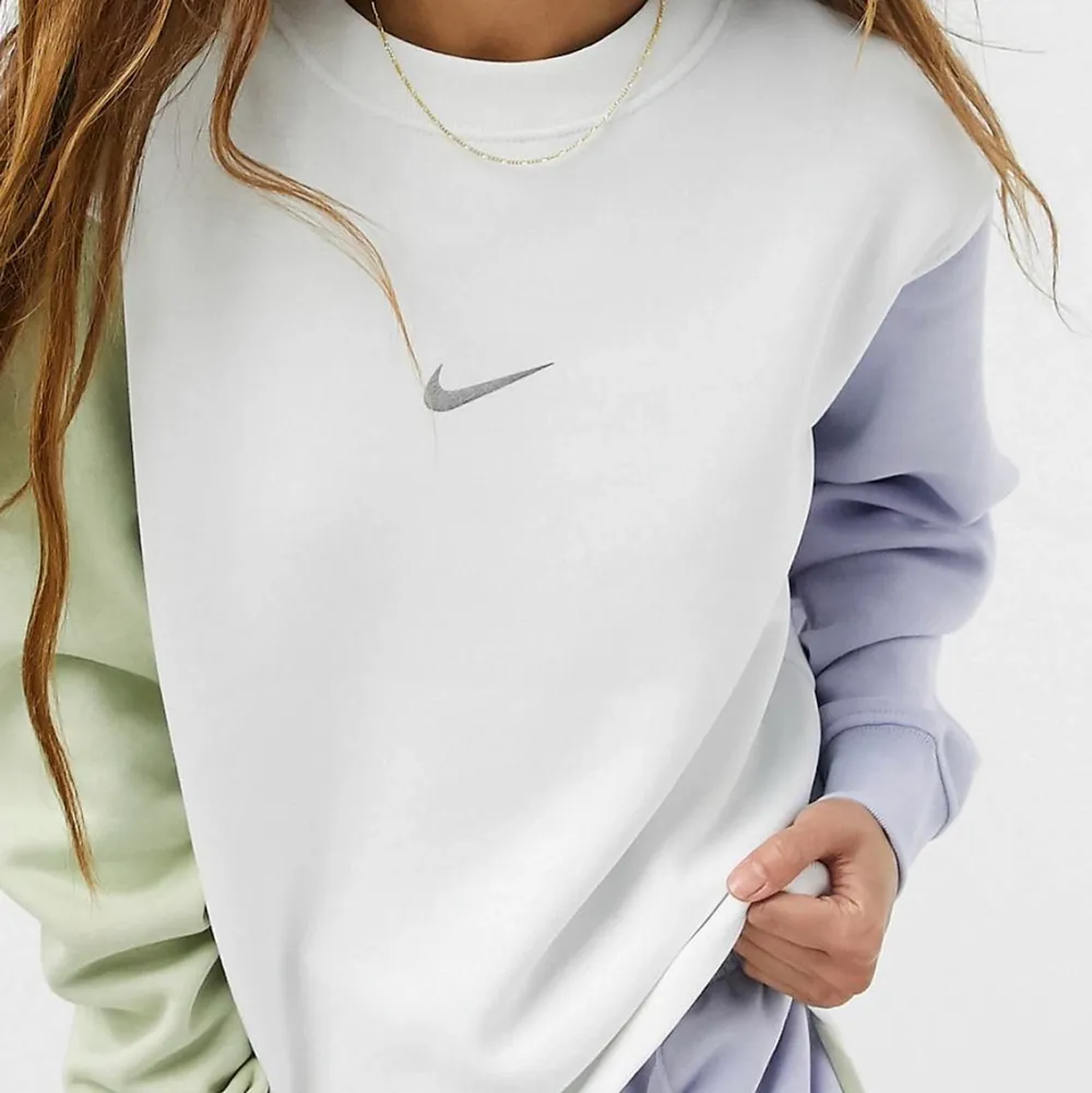 Jättefin sweatshirt från Nike som endast är använd ett fåtal gånger! Köptes för 539kr. Slutsåld överallt. Tröjor & Koftor.