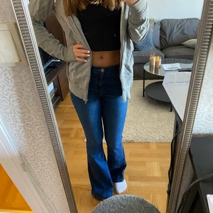 Grå ziphoodie  - En basic grå zip hoodie från lager 157