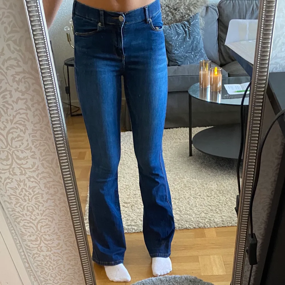 Jättefina mörkblå mid waist utsvängda jeans. De är ifrån salt och jättefint skick. De är även stretchiga. . Jeans & Byxor.