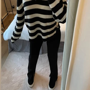 Kostymbyxor - Kostymbyxor med slits ifrån NAKD använda ett fåtal gånger. Skriv för fler bilder vid intresse💗nypris 499kr