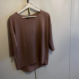 Tröja  - Väldigt bra skick, använt 2 gånger  Köparen står för frakt