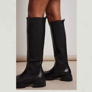 NA-KD stövlar (läder) - NA-KD stövlar. 3 veckor gamla, använd fåtal gånger, så väldigt fint skick. Nypris: 1499:-. Säljer för 600 eller bud (exklusive frakt). Strl 39 (passar 39- 39,5). Bilder från NA-KD, skriv för egna bilder🥰💕💕