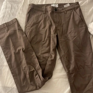 Kostymbyxor  - Kostymbyxor från mouli i stl 27, skulle säga att det är S 