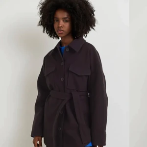 Svart kappa, Gina tricot - Svart kappa med bälte ifrån Ginatricot, i strl S, knappt använd, säljer för 250kr + frakt☺️💓