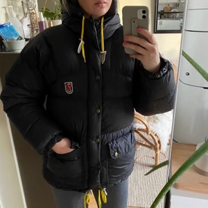 Fjällräven jacka storlek s - ( obs lånade bilder) Tjena säljer denna fjällräven jacka i asbra skick. Har använt den 1 vinter och känner att de är dags för att bytta? Håller dig varm och är supersnygg. Buda priv 💕