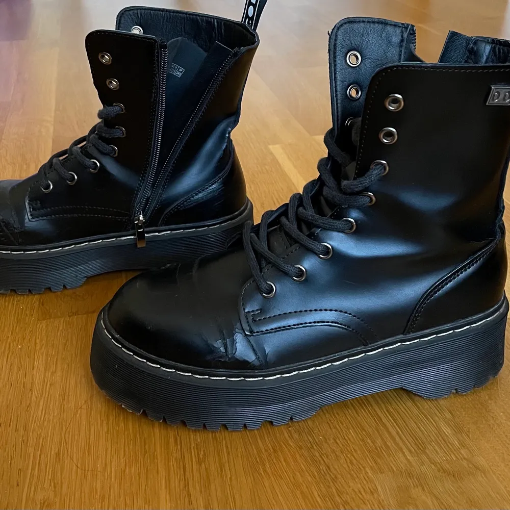 Svarta boots i faux läder från Cool way. Köparen står för frakten . Skor.