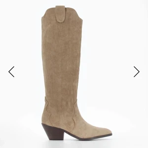 Boots - Otroligt fina boots i mocka som liknar isabelmarant stövlarna. Säljer då dom inte kommer till användning längre tyvärr. 😢❤️ jätte fint skicka och är som nya! Hör av er vid frågor och vid interesse ❤️ köparen står för frakten! ❤️❤️