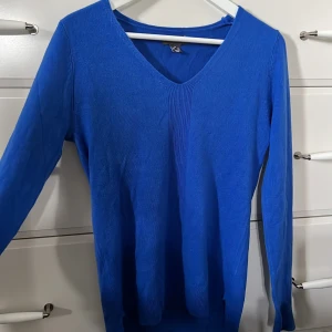 Stickad tröja strl xs - Stickad v-ringas tröja i blått storlek xs men med lös passform. Inga skador och aldrig använd. 