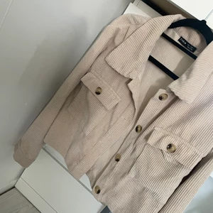 Enkel jacka tunn  - Den är ganska använd, men ser ändå bra ut för har tagit väl hand om den. Storlek:s. Använder den inte alls längre de därför jag vill sälja den. Jättefin, skön, och enkel jacka som passar t allt egentligen! 