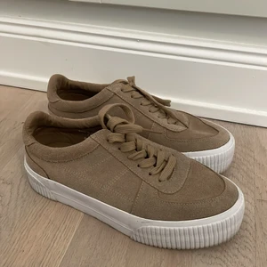 Sneakers beige - Sneakers beige i platform modell. Mockaimitation. Storlek 38. 