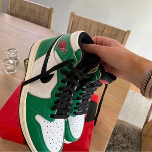 Nike air jordan 1 - Air jordan 1 lucky green, väldigt bra skick 9/10. Box och extra skosnören samt tag ingår. Köpt på SNKRS appen, Storlek 41 dam mem passar mig som har 39. Köp direkt för 3799