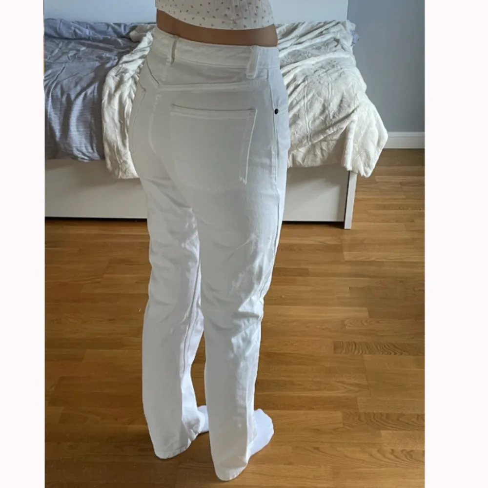 Vita mid rise jeans från Zara i storlek 38. Jag är 175 cm lång.💙. Jeans & Byxor.