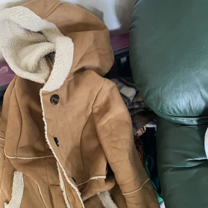 Höst kappa - Jätte skön höst kappa, lurvig inuti. Använd fåtal gånger. Storlek 40 men passar s-m. Frakt tillkommer eller möts i sthlm 