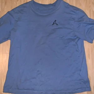 Jordan T shirt  - Ljusblå Jordan t shirt i storlek S! Köpt för några månader sen och har tröttnat på den. Nypris 329kr! Kolla min profil där det finns ett outfit pack med den här t shirten! 