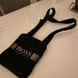 Hugo Boss väska - Skick: 8/10  Strl: onesize  