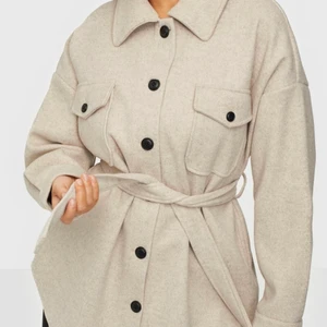 Nelly Jacka - Nelly jacka modell: my dearest shacket, beige Strl 34, stor i storleken Nästan oanvänd Hämtas eller fraktas (fri frakt)