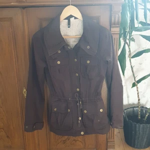 Höstjacka - Supercool brun höstjacka 🙂 Snörning i midjan som kan ändras mycket och massa häftiga detaljer Hör gärna av dig ❤