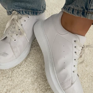 Skor - Skor från Nelly liknande Alexander mcqueens. Använd fåtal gånger och endast defekt där framtill som ni ser på bilden.70kr+ frakt 💥⭐️👌🏼