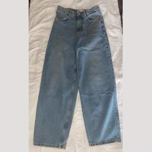 Vida jeans från Zara i stl 36. Använda fåtal gånger=nyskick :)  Modellen heter Noki och går inte längre att få tag på. 100kr+frakt🥰